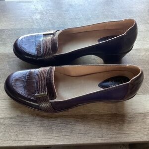 Clarks Artisan Brown Leather Croc Embossed Trim Low Heel Loafer size 9 N Brazil